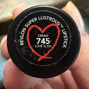 Revlon Super Lustrous Lipstick - Crème Love Is On